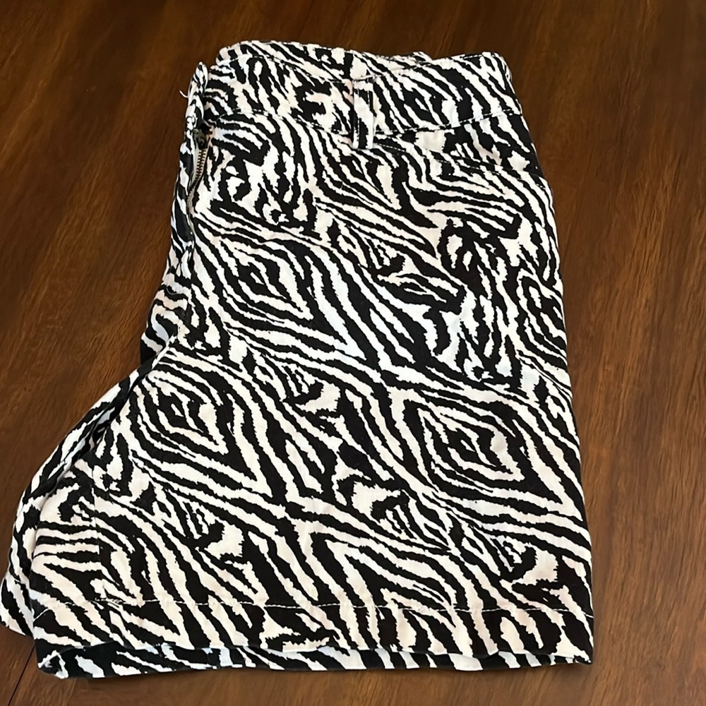 3 for $25 - Jones New York Sport Shorts/Like New Size 8-Zebra print - Picture 1 of 4